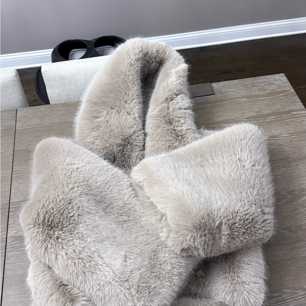 Alo Yoga Opulent Faux Fur Statement Jacket in Oat worn once - Picture 2 of 12